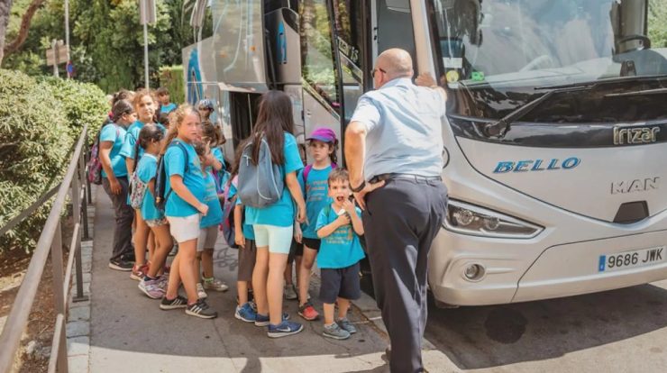 Los estudiantes esperan el autobus